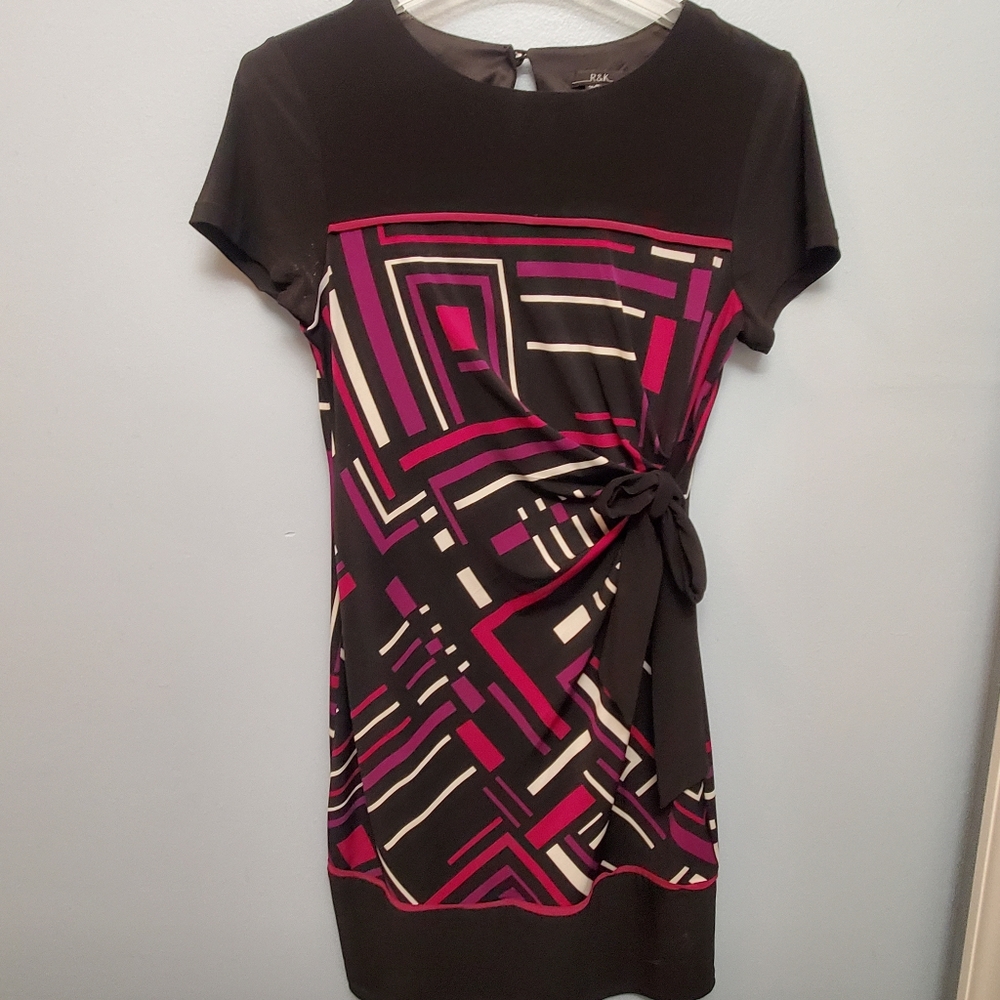 Short sleeves geometric pattern dress.. Size small.